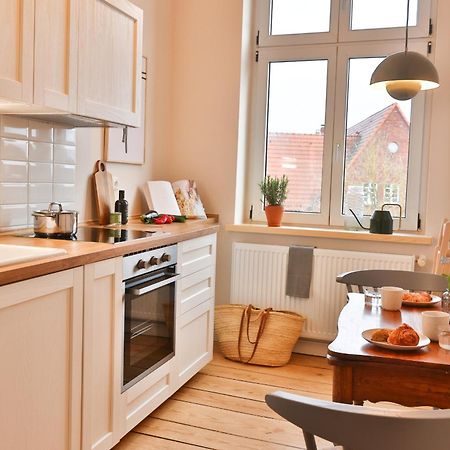 Apartments Am Bahnhof シュトラールズント エクステリア 写真
